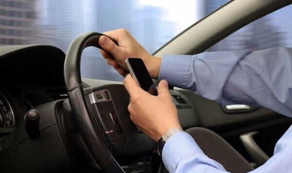 Trafikte Telefon Kullanmak Kaza Riskini Arttırıyor