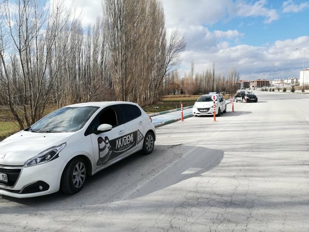 Otomobil kullanmadan önce temel sürüş eğitiminin önemi