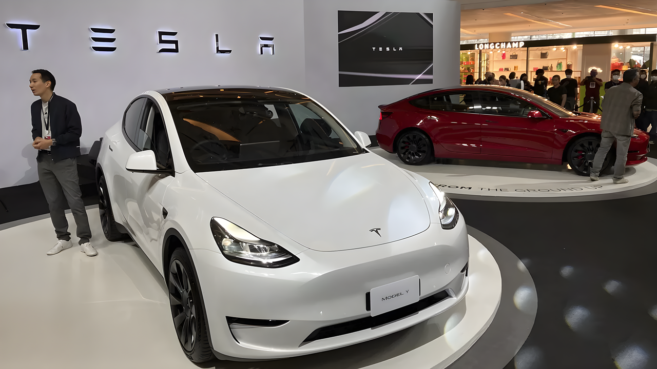 Tesla, Ben Tek Siz Hepiniz Diyerek Pazarı Ele Geçirdi